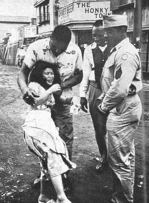 街头|日本鬼子投降后的罕见照：菲律宾军官忍不住发笑，图5女孩在街头被美军强抱