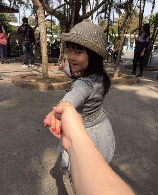 云飞|因《星光大道》走红,抛弃妻女换娇妻,如今前妻与女儿相依为命