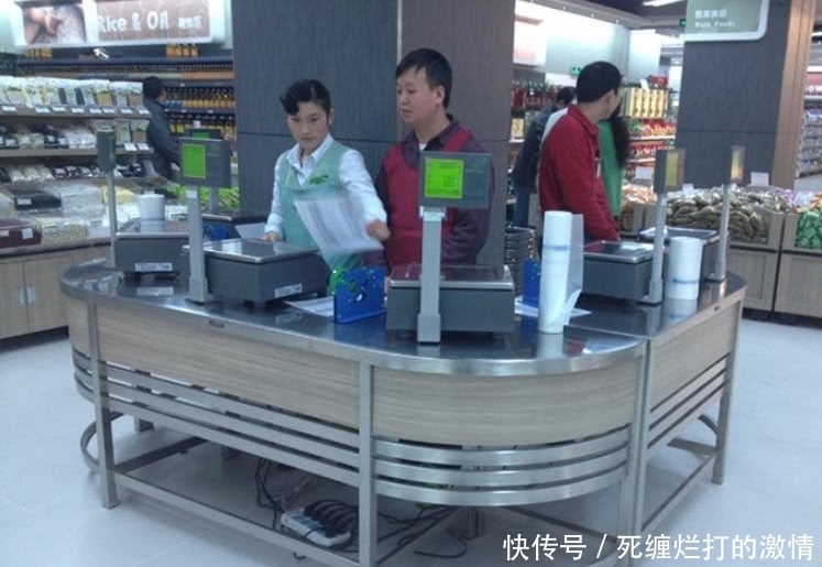 没人管|男子在超市内怒摔巧克力:20分钟没人称重,不摔没人管