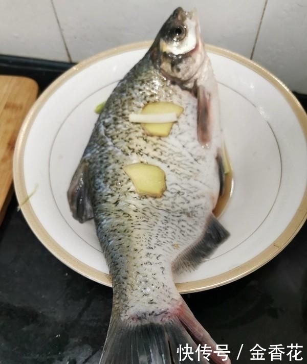 鱼刺|鱼刺卡在喉咙里,别再喝醋吞米饭了,教你1招,让鱼刺自己跑出来