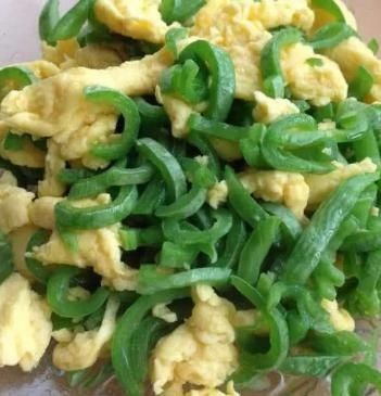 蛇瓜炒鸡蛋|夏季,鸡蛋和此物一起炒,营养美味,补钙质,孩子个头长得快