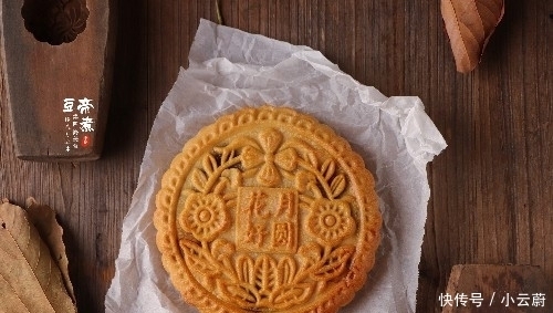 筋面粉|一斤多重的月饼有六个蛋黄,没等回油,就被抢走吃掉,有那么馋吗