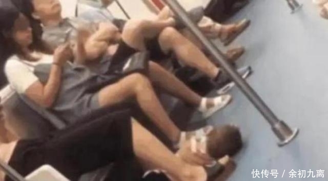 孩子|地铁上，2岁男孩躺在地上一动不动，乘客看清宝宝的手后立刻报警