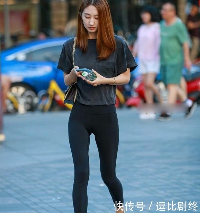 紧身|紧身打底裤：甜美清新的打扮，年轻显气质！