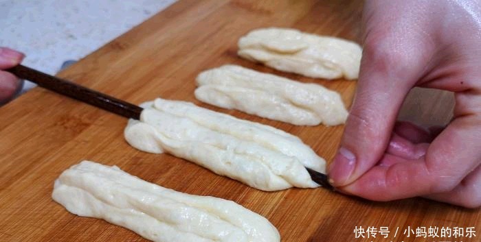 朋友|炸油条时,有人加鸡蛋,有人加泡打粉,其实都不对,教你正确做法