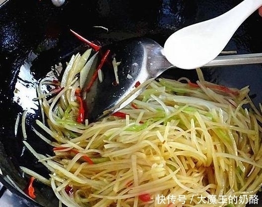 切成|炒土豆丝时,千万别再直接下锅了!教你2招,土豆丝又香又脆