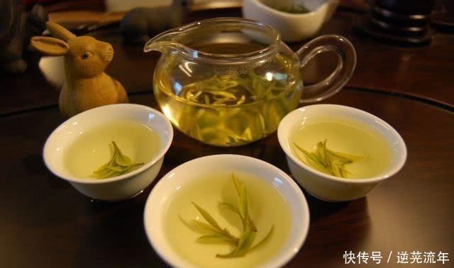 是因为|真正会喝酒的人,都会在白酒旁放一杯水,这到底是因为什么