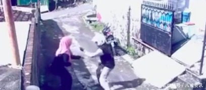 女子|男子抢到女子的包后幸灾乐祸，却发现不对劲，回来后让他悔恨不已