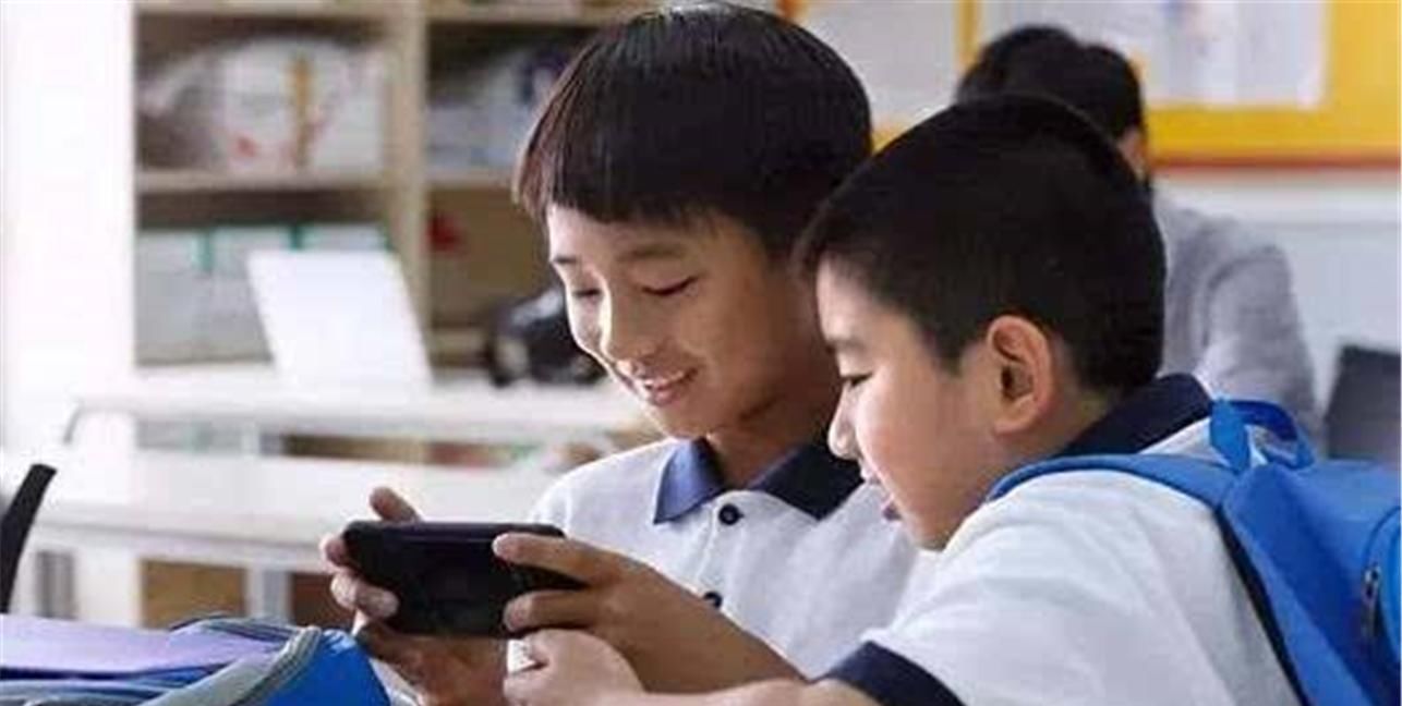 游戏中|孩子玩游戏“入戏太深”，将游戏用语写在试卷上，宝妈让人头大