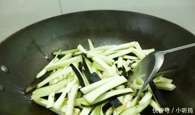 放油|炒茄子先放油?难怪炒出来的茄子不好吃,大厨来告诉你正确的做法
