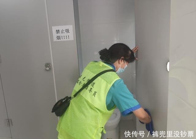 小区|同是小区公厕,有的舒心有的糟心,差距咋就那么大?