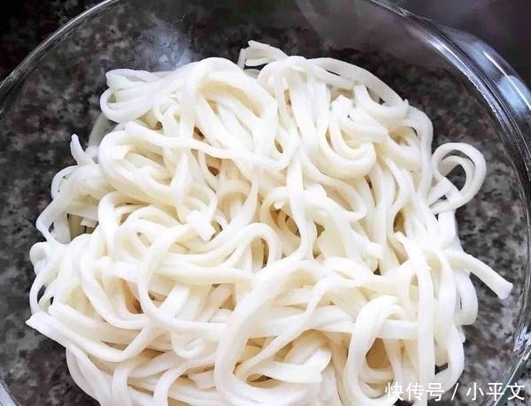 有害|遇见这种面条别买,可能是“甲醛面条”对身体有害,抓紧告诉家人