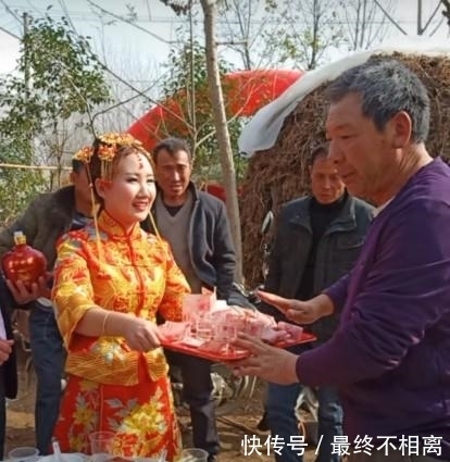 纷纷|女子结婚端着盘子敬酒，瞧见盘子里的的东西，网友纷纷不淡定