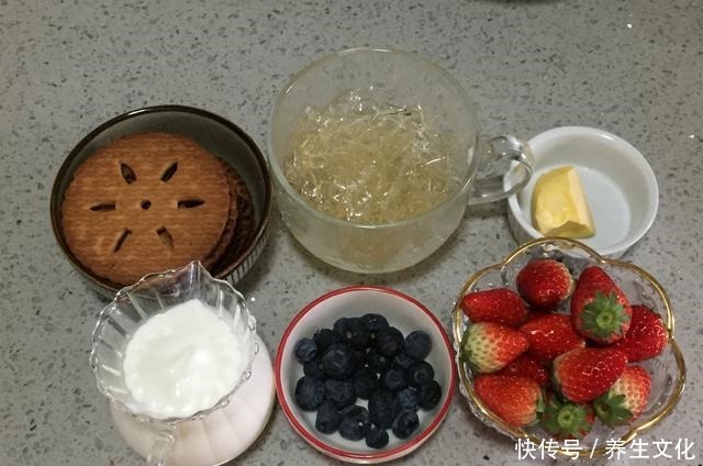 草莓|这蛋糕无需烤箱就能做,香甜嫩滑,入口即化,新手一次成功