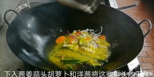 下入锅中|淮扬菜大厨改良员工餐将香菇烧鸡这么做,鲜香微辣,开胃下饭