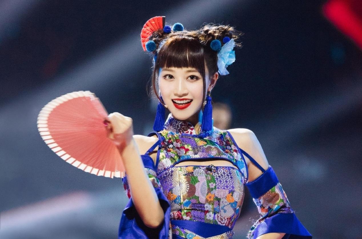 舞台|金莎三公舞台两次掉扇,失误太多下台大哭,队友蓝盈莹在笑什么