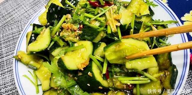 入味|做拍黄瓜时,最忌拍碎后直接拌,多加一个步骤,黄瓜爽脆又入味