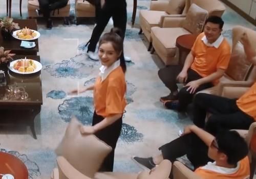 baby|其他嘉宾到来,baby都是瘫在沙发上,只有一位让她起立,双标不要太明显