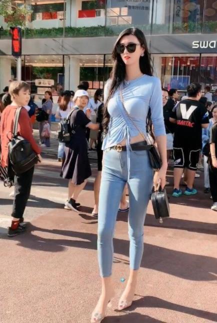 摄影|时尚摄影一米九的“女巨人”网红出街,穿搭休闲却自带吸睛实力