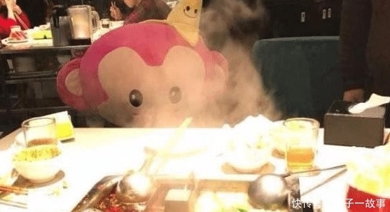 男子|男子去海底捞吃饭,服务生看到手上的手环,直接送了一盘东西!