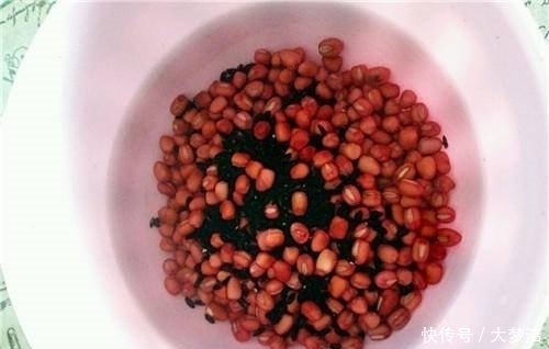  红豆黑米粥|它是“穷人的燕窝”，坚持每周食一碗，皮肤水嫩发光，面膜钱省了