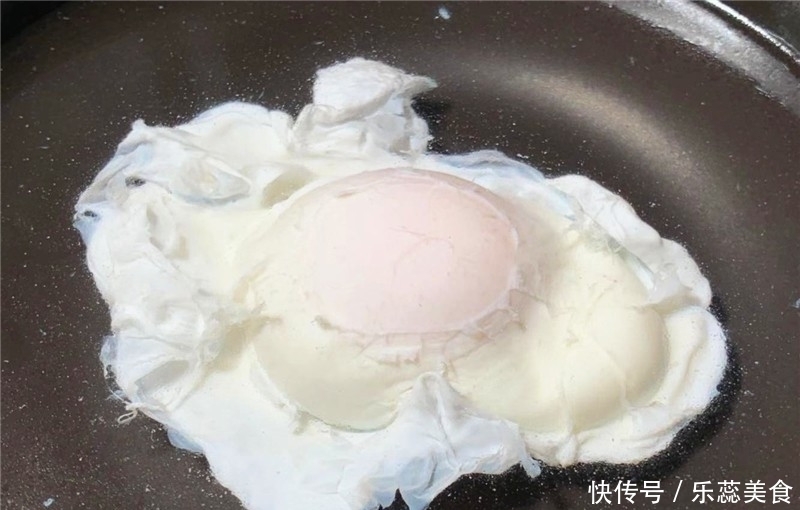 蛋白|水煮荷包蛋,下锅就散还有白沫?大厨教您1招,完整无缺不散花