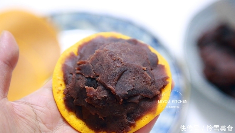  南瓜泥|南瓜花样吃法，用平底锅做成点心，又甜又软，外面卖十几块钱一个