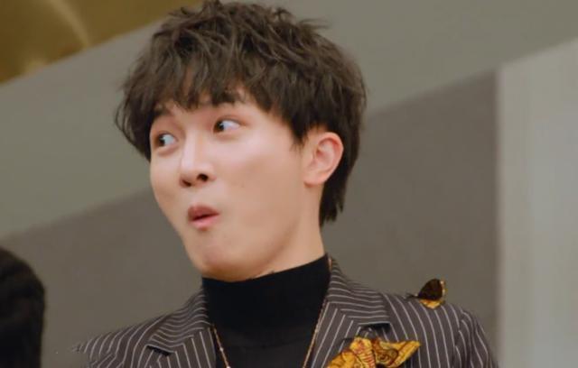 惊讶|宣布刘柏辛和华晨宇票数时,周深表情惊讶,毛不易的反应更真实