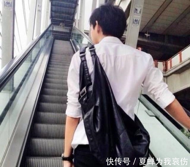 公交车|公交车上小伙好心给老人让座,随后却被全车人大骂