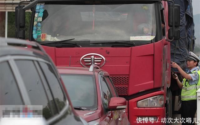  驾驶|货车司机因违规驾驶被查，交警却不开罚单，得知原因让人落泪