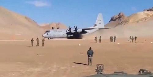  驶向|印度空运大批援军印军军用卡车架机枪，小心翼翼驶向拉达克前沿