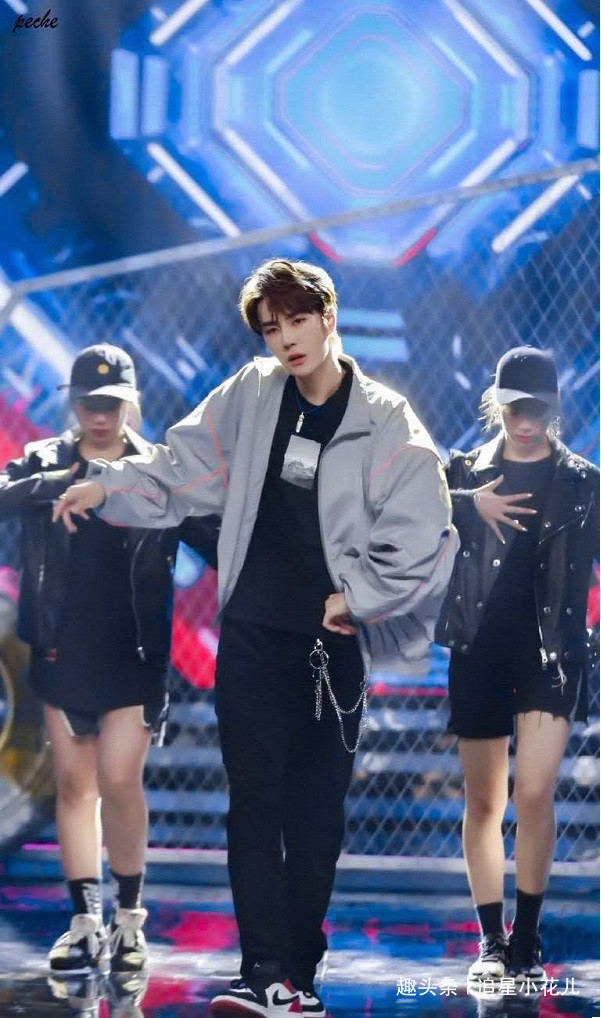  不愧|王一博街道场景曝光，摩托滑板不愧是你，韩范王爱豆真的要来了！