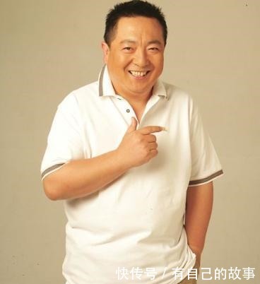 农村|少儿节目主持人董浩,退休后农村生活曝光,坐村口吃面条让人心酸