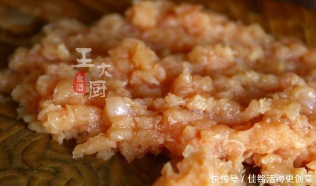 弹牙|莲藕肉丸子汤,丸子爽滑弹牙,汤水清淡鲜香,是你喜欢的味道