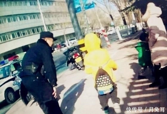  兄妹俩|7岁娃带4岁妹暴走10公里回家, 拒绝民警帮忙, 民警暖心护送2小时