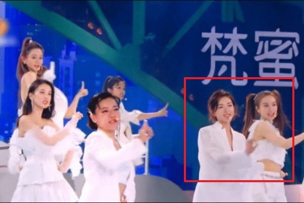 期节目|乘风破浪的姐姐主题曲舞台,万茜站中心位,黄圣依吴昕站前排!