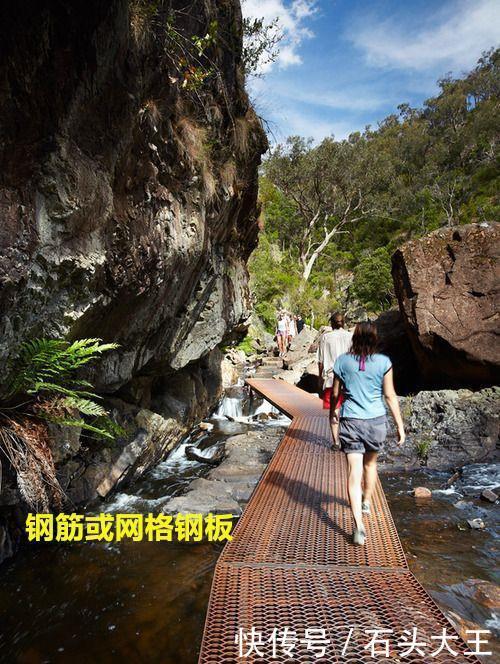 铺在水面|一堆废旧钢筋捆在一块,给院子池塘铺条小路,比打水泥铺红砖结实