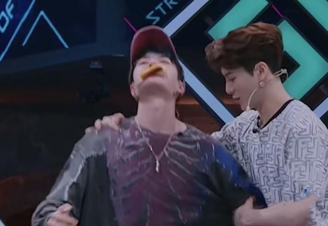 王一博和王|王一博《街舞》成搞笑担当戴眼镜总笑场,四位队长跳“女团”舞