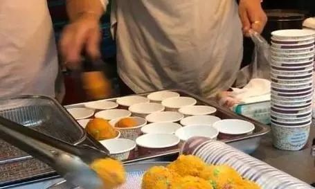 小吃|下岗夫妻街边卖“独特小吃”,路人围观却不买,尝过后瞬间被抢光