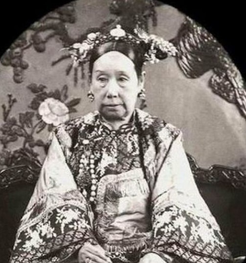  暴毙|慈安45岁突然暴毙，凶手或跟此人有关系，太医亲自诊脉难以相信