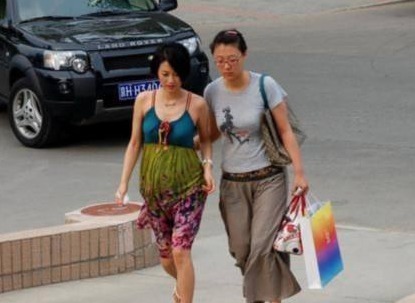 父亲|“一指禅女王”陨落记