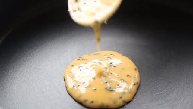 平底锅|用3个鸡蛋做的小零食,香甜酥脆,平底锅就搞定,比买的还香