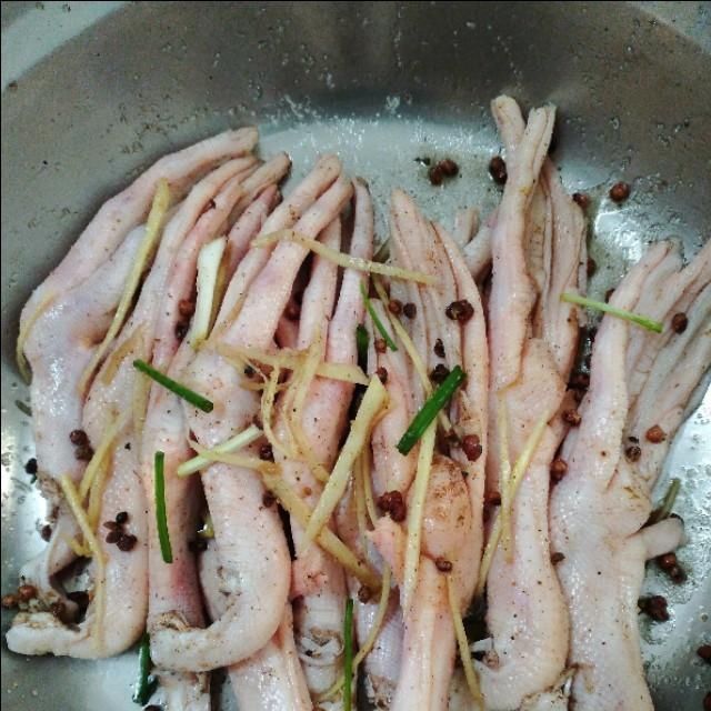 不腻|家常盐水鸭爪的做法,咸香入味,好吃不腻,即可下酒又可当零食