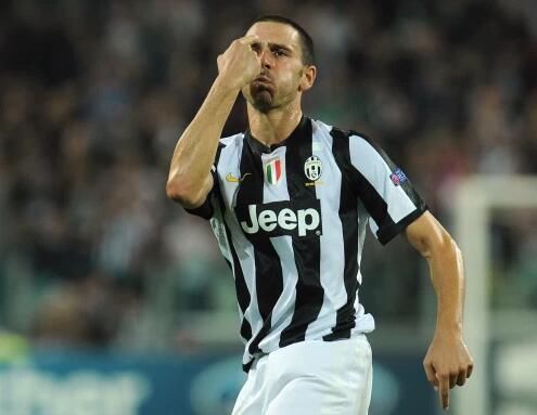 面对|足坛硬汉们面对劫匪一个打俩拼速度轻松追小偷