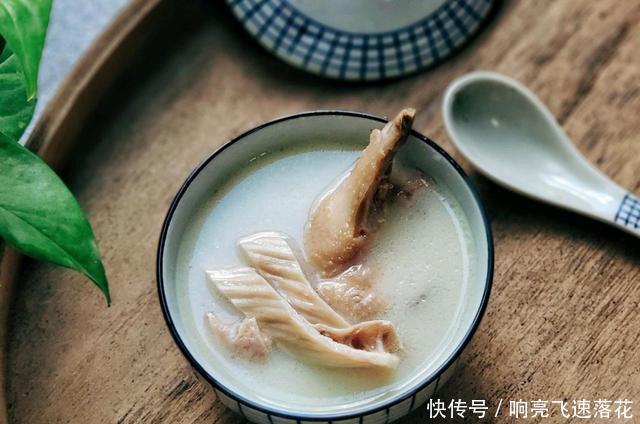 养胃|秋季,应该喝上一碗暖身养胃的猪肚鸡汤,汤浓味鲜营养价值高