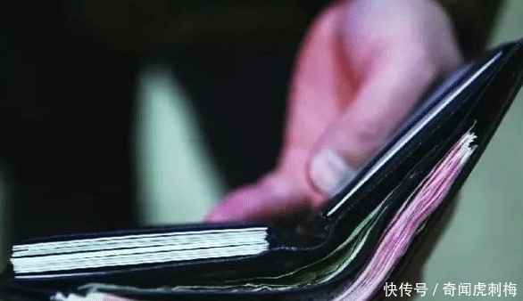 失主|老人捡到钱包，失主给一百块感谢费，却因一句话，引起路人愤怒