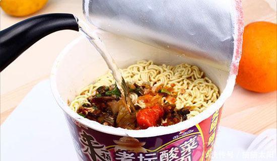 油炸|刚知道,“油炸”方便面和“非油炸”的区别是什么了,别再乱吃了