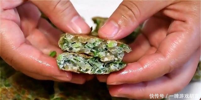 外酥|韭菜盒子新做法,不加面粉不加水,大锅煎一煎,外酥里软,太香了