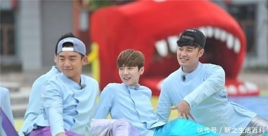 蔡徐坤|在蔡徐坤和郭麒麟镜头下的现实生活画面是调皮的,没有偶像的负担