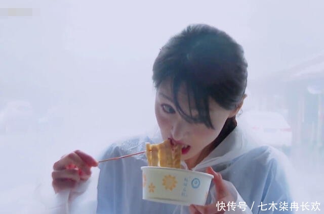  别人|别人吃关东煮都付完钱才吃，郑爽拿起一串就开始吃：怎么想的？